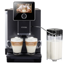 Al het gemak dat je je maar kunt wensen: met de 9-serie haal je hoogwaardige volautomatische koffiemachines in huis die niets te wensen overlaten. De NICR 970 en NICR 960 beschikken naast een groot 5'' touch display en het innovatieve NIVONA bedieningsconcept ook over Aroma Pre-Select. Met de NIVONA app kun je de optimale instellingen voor de koffievariëteiten direct overzetten, gemaakt en aanbevolen door onze barista. Haal het beste uit elke koffieboon met alle functies van de aromatechnologie.