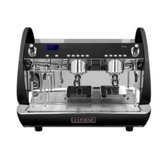 De Expobar Carat is een stijlvolle en moderne high-end professionele koffiemachine van Expobar. Voorzien van PID en de hoogste kwaliteit componenten zoals turbo-steam en no-burn stoompijpjes. De Expobar Carat wordt standaard geleverd als hoog model in zwart of wit. Met de turbo-steam maak je volledig automatisch cappuccino. De temperatuur wordt digitaal beheerd en de turbo-steam slaat automatisch af bij de ingestelde temperatuur.