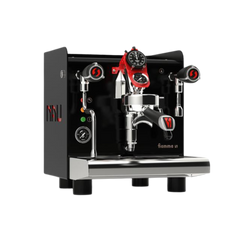 De NAU Classica navigeert je naar uitstekende koffie, waarbij je espressoshots handmatig kunt afmeten. Met een chronometer neemt de NAU Classica je mee op een reis naar nieuwe koffiehorizonnen. 
De meest compacte machine van Fiamma is de Nau 1-groep. Deze machine is ontworpen om in elke omgeving espresso’s te zetten, dankzij de interne watertank. Geschikt voor thuis, op kantoor, in de bar of in het restaurant. Met het traditionele warmtewisselaarsysteem en de E61-groep zet je gegarandeerd een espresso van