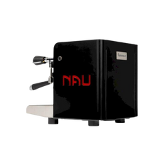 De NAU Classica navigeert je naar uitstekende koffie, waarbij je espressoshots handmatig kunt afmeten. Met een chronometer neemt de NAU Classica je mee op een reis naar nieuwe koffiehorizonnen. 
De meest compacte machine van Fiamma is de Nau 1-groep. Deze machine is ontworpen om in elke omgeving espresso’s te zetten, dankzij de interne watertank. Geschikt voor thuis, op kantoor, in de bar of in het restaurant. Met het traditionele warmtewisselaarsysteem en de E61-groep zet je gegarandeerd een espresso van