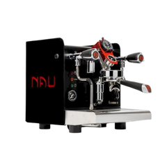 De NAU Classica navigeert je naar uitstekende koffie, waarbij je espressoshots handmatig kunt afmeten. Met een chronometer neemt de NAU Classica je mee op een reis naar nieuwe koffiehorizonnen. 
De meest compacte machine van Fiamma is de Nau 1-groep. Deze machine is ontworpen om in elke omgeving espresso’s te zetten, dankzij de interne watertank. Geschikt voor thuis, op kantoor, in de bar of in het restaurant. Met het traditionele warmtewisselaarsysteem en de E61-groep zet je gegarandeerd een espresso van