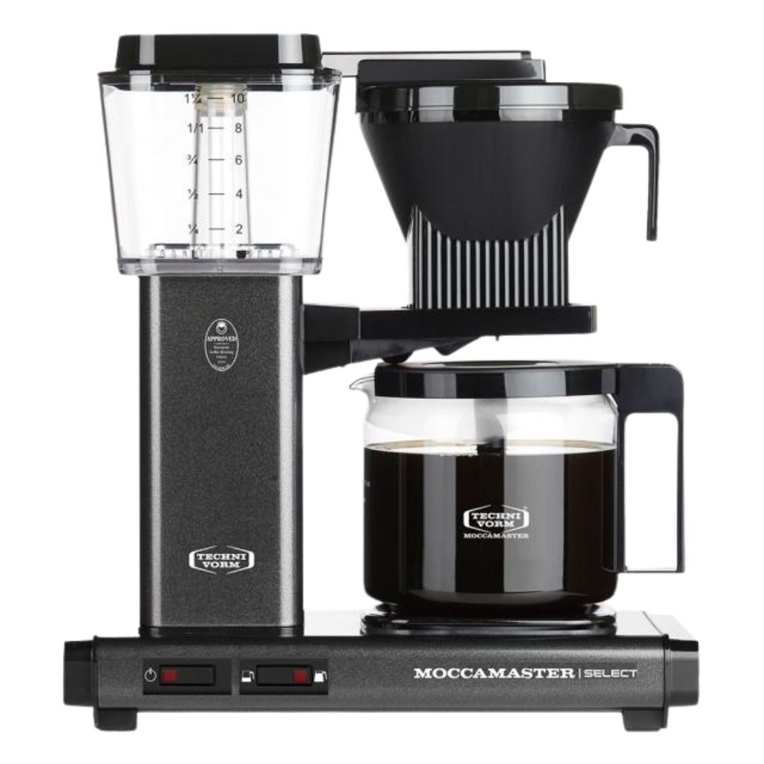 De nieuwe Moccamaster KBG Select is geschikt voor het zetten van 4 tot 10 koppen koffie. Met de keuzeschakelaar kun je eenvoudig een volle of halve pot selecteren. Bij een halve pot is de doorstroomtijd langzamer, wat resulteert in een aromatische koffie met een volle smaak, ongeacht de hoeveelheid gezette koffie. Dit maakt de Moccamaster KBG Select de ideale koffiezetter voor zowel een volle pot als voor het zetten van minder kopjes koffie.