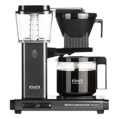 De nieuwe Moccamaster KBG Select is geschikt voor het zetten van 4 tot 10 koppen koffie. Met de keuzeschakelaar kun je eenvoudig een volle of halve pot selecteren. Bij een halve pot is de doorstroomtijd langzamer, wat resulteert in een aromatische koffie met een volle smaak, ongeacht de hoeveelheid gezette koffie. Dit maakt de Moccamaster KBG Select de ideale koffiezetter voor zowel een volle pot als voor het zetten van minder kopjes koffie.