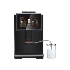 De Dr. Coffee C11 koffiemachine met een metalen 16 grams portafilter, een voorinfusie-optie voor betere koffie-extractie, en een inbegrepen glazen melkcontainer voor het maken van cappuccino's met verse melk, vergelijkbaar met koffie uit een horecazaak.