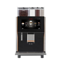 Dr. Coffee - Coffee Center volautomatische koffiemachine, ideaal voor kantoren, bedrijfsverzamelgebouwen en hotels. Uitgerust met drie instant canisters voor cappuccino of chocolademelk, een metalen 21 grams portafilter voor twee koffies tegelijk, en een voorinfusie-optie voor een betere koffie-extractie.