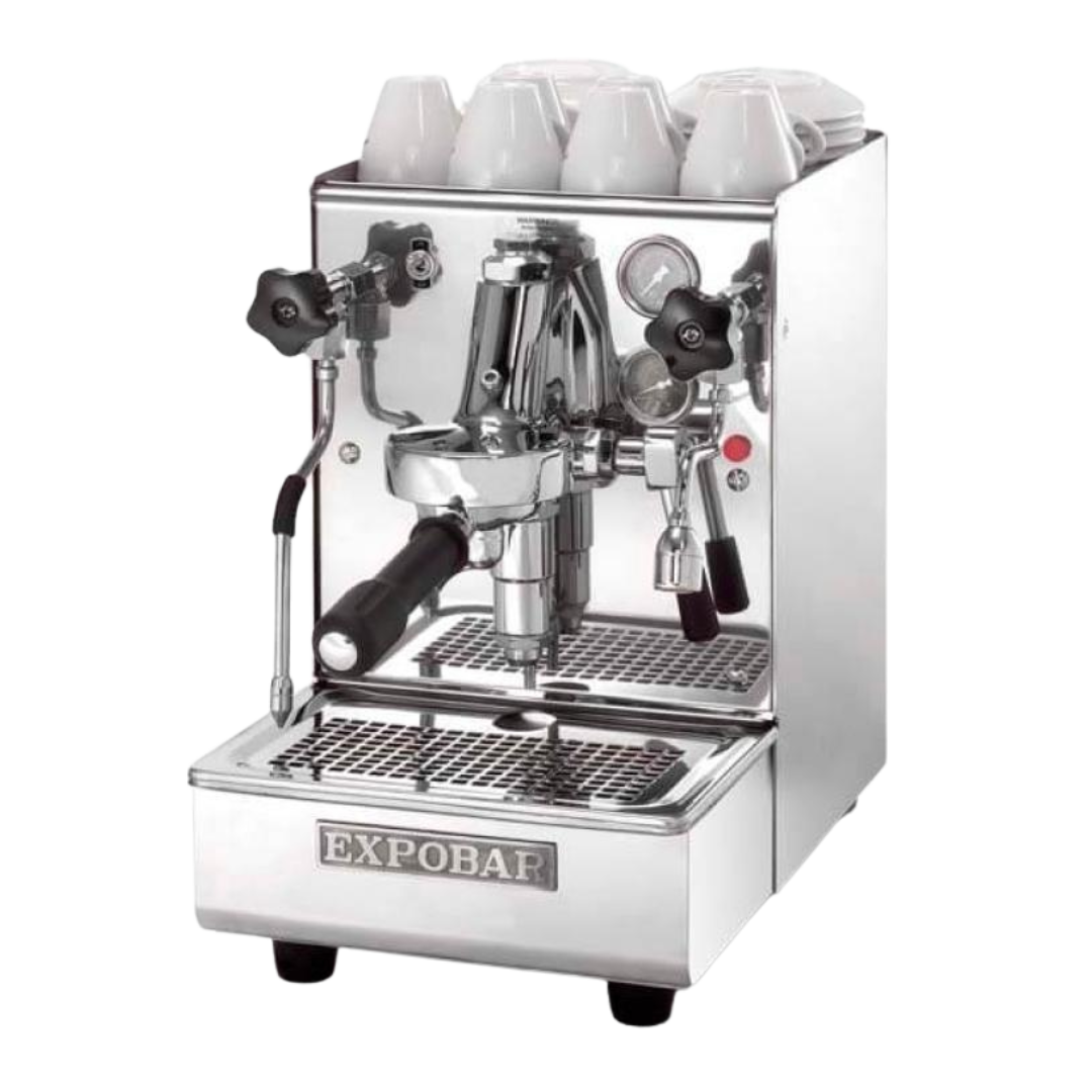 De Expobar Office Leva 1 groep, ook wel Expobar Brewtus genoemd, is een kleine semi-automatische espressomachine met 1 groep EB-61 met hendel, gemaakt van brons van de hoogste kwaliteit. Met een koperen ketel van 1,5 liter en een warmtewisselaar, zodat je altijd gelijktijdig kunt koffiezetten, stomen en kokend water tappen. Voorzien van één stoomtap en één warmwaterkraan. Deze stoere rvs koffiemachine is ideaal voor thuis of op kantoor en heeft een capaciteit van 50 kopjes per uur.