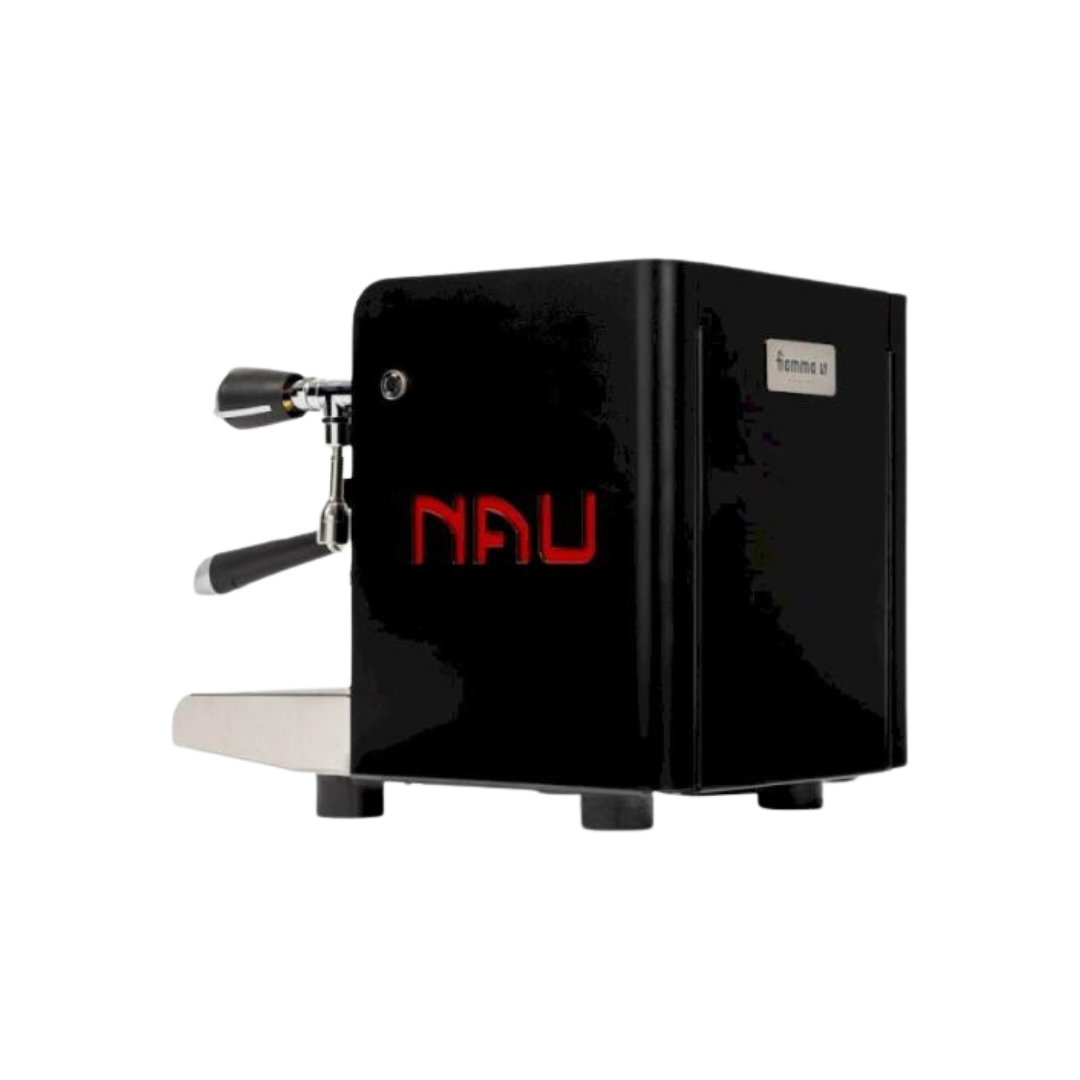 De NAU Classica navigeert je naar uitstekende koffie, waarbij je espressoshots handmatig kunt afmeten. Met een chronometer neemt de NAU Classica je mee op een reis naar nieuwe koffiehorizonnen. 

De meest compacte machine van Fiamma is de Nau 1-groep. Deze machine is ontworpen om in elke omgeving espresso’s te zetten, dankzij de interne watertank. Geschikt voor thuis, op kantoor, in de bar of in het restaurant. Met het traditionele warmtewisselaarsysteem en de E61-groep zet je gegarandeerd een espresso van 