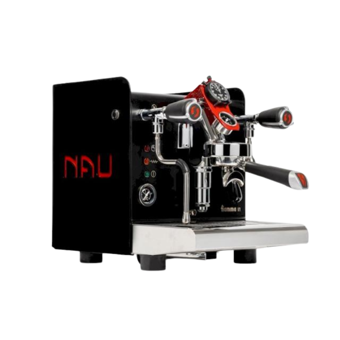 De NAU Classica navigeert je naar uitstekende koffie, waarbij je espressoshots handmatig kunt afmeten. Met een chronometer neemt de NAU Classica je mee op een reis naar nieuwe koffiehorizonnen. 

De meest compacte machine van Fiamma is de Nau 1-groep. Deze machine is ontworpen om in elke omgeving espresso’s te zetten, dankzij de interne watertank. Geschikt voor thuis, op kantoor, in de bar of in het restaurant. Met het traditionele warmtewisselaarsysteem en de E61-groep zet je gegarandeerd een espresso van 