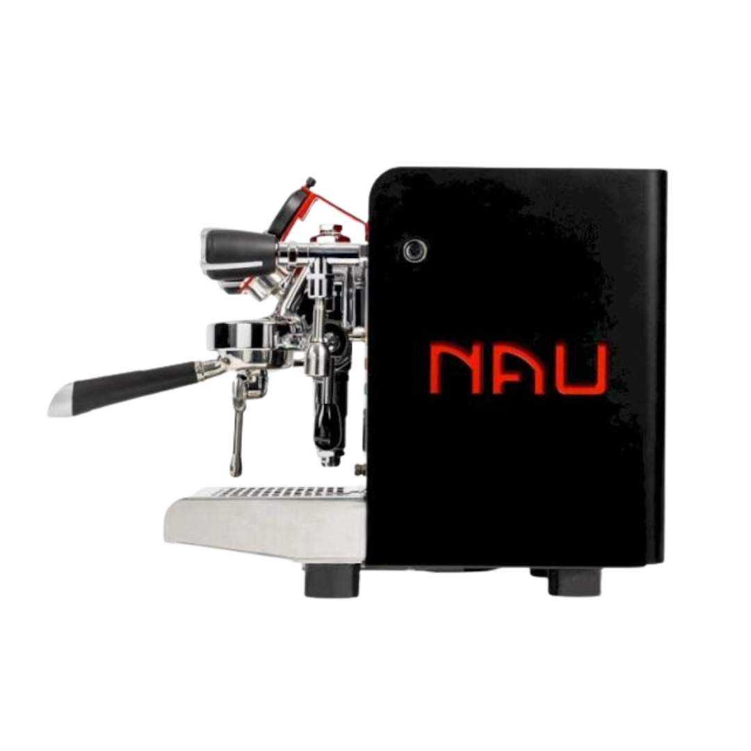 De NAU Classica navigeert je naar uitstekende koffie, waarbij je espressoshots handmatig kunt afmeten. Met een chronometer neemt de NAU Classica je mee op een reis naar nieuwe koffiehorizonnen. 

De meest compacte machine van Fiamma is de Nau 1-groep. Deze machine is ontworpen om in elke omgeving espresso’s te zetten, dankzij de interne watertank. Geschikt voor thuis, op kantoor, in de bar of in het restaurant. Met het traditionele warmtewisselaarsysteem en de E61-groep zet je gegarandeerd een espresso van 