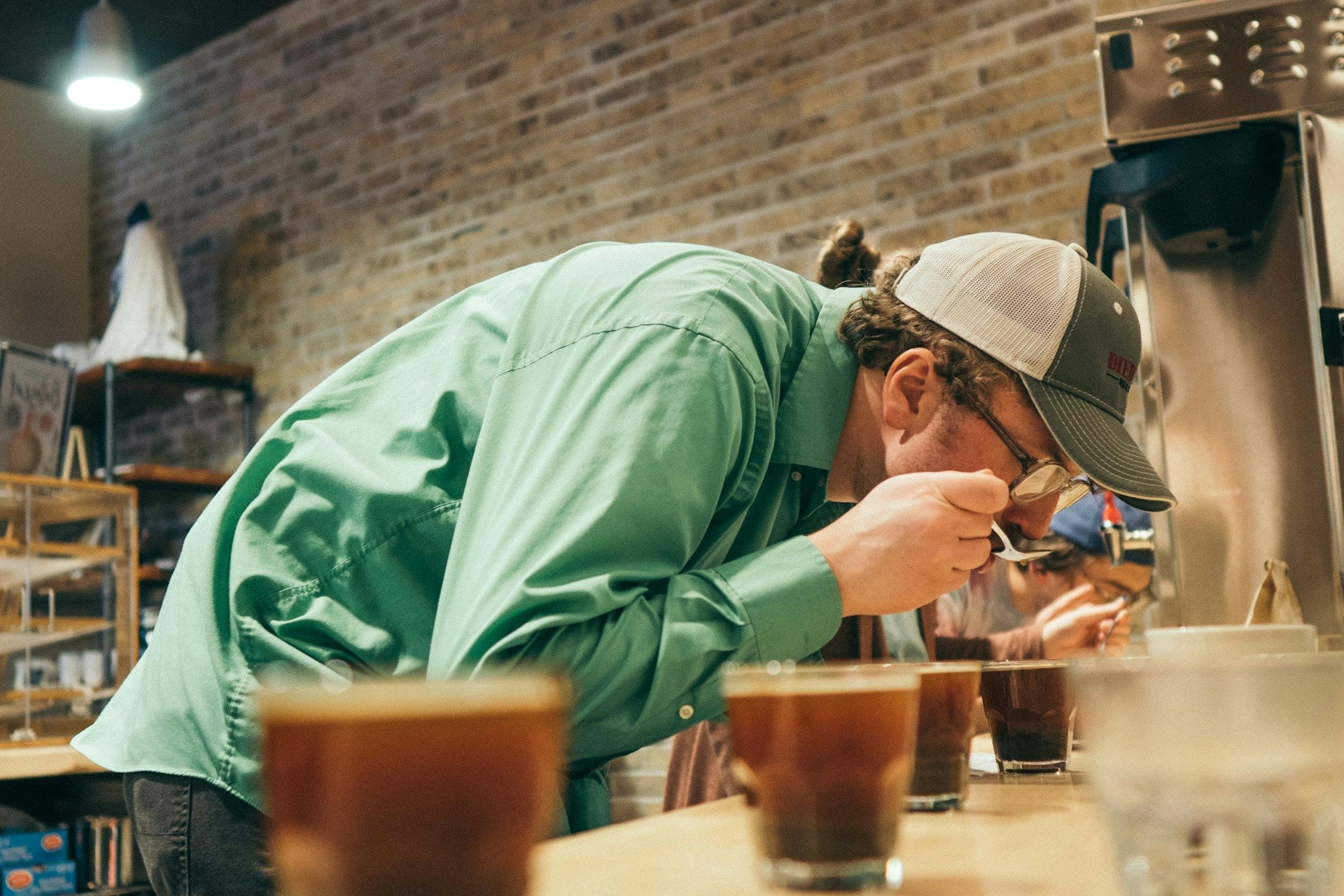 Medewerker proeft de koffie als onderdeel van het SCA cuppings beoordelingsproces