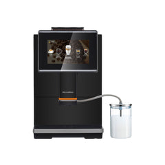 De Dr. Coffee C11 koffiemachine met een metalen 16 grams portafilter, een voorinfusie-optie voor betere koffie-extractie, en een inbegrepen glazen melkcontainer voor het maken van cappuccino's met verse melk, vergelijkbaar met koffie uit een horecazaak.