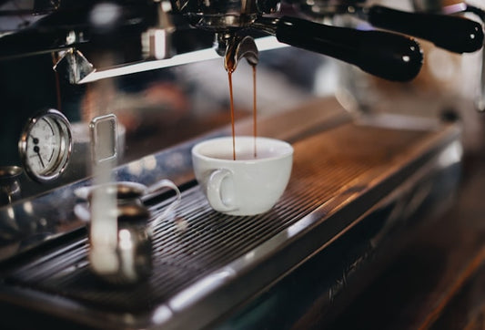 Overheerlijke espresso gemaakt met een pistolen koffiemachine met verse koffiebonen van koffiebranderij Man met de Baard